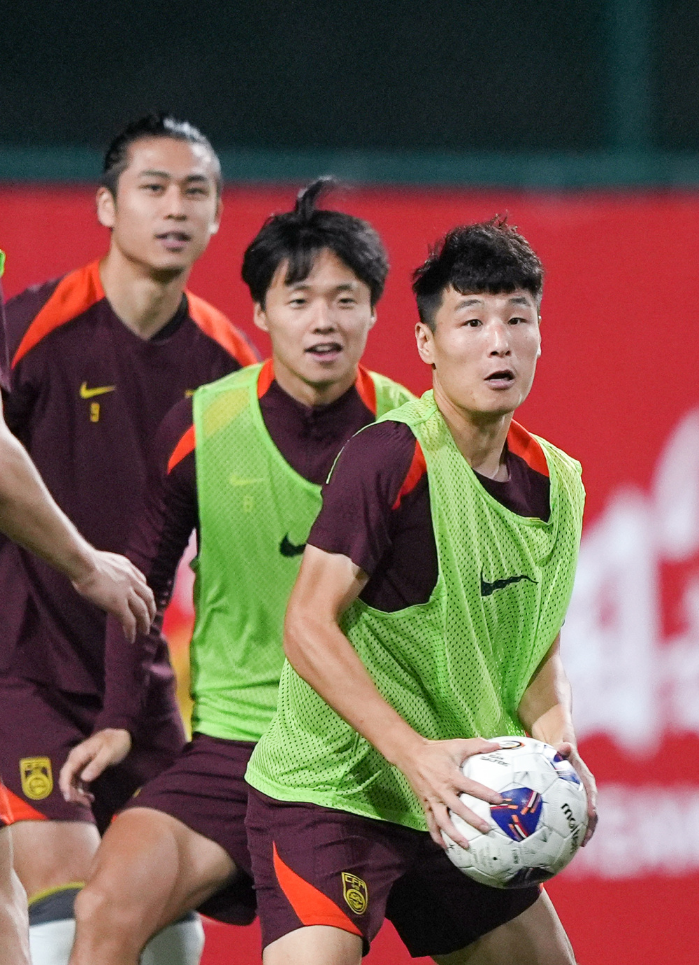 中国足球运动员在比赛中展现出色技术