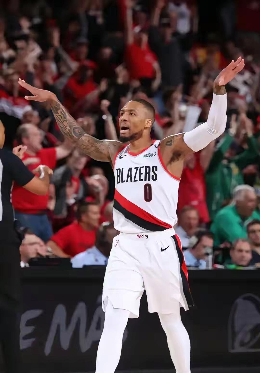 哈登险胜唐斯，逆转取胜关键表现点燃全场！